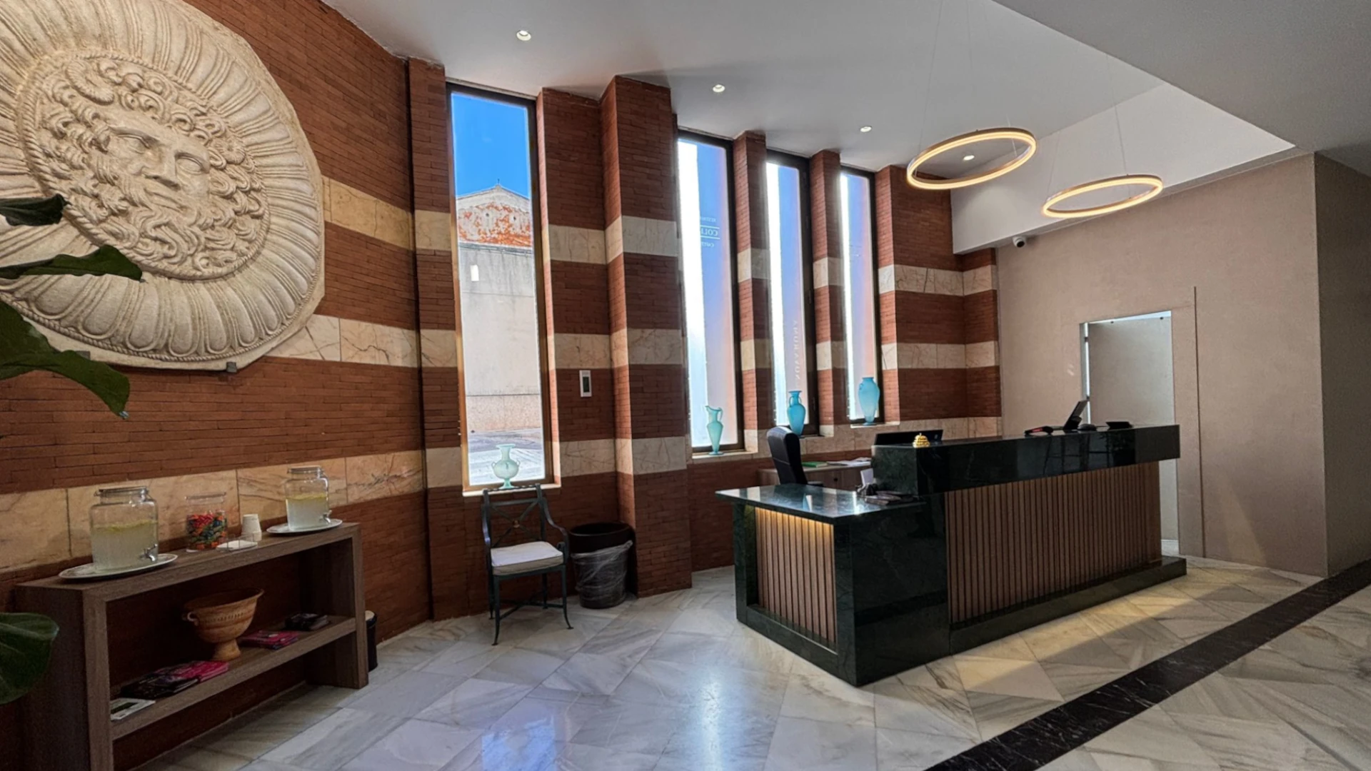 Recepción 24 horas en Nova Roma Hotel para viajeros que llegan a Mérida